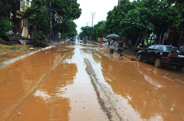 Một tuyến phố ở phường Duyên Hải bị ngập sâu trong nước. Nhiều đoạn trên đường Hoàng Liên ngập nước gây khó khăn cho các phương tiện tham gia giao thông. Đường Nhạc Sơn (đoạn qua phường Kim Tân) ngập sâu trong nước. Bùn đất từ trên đồi tràn xuống phố Lê Thanh (đoạn qua phường Bắc Cường). Đoạn Quốc lộ 4E qua địa bàn phường Bắc Cường bị ngập sâu trong nước. Lực lượng cảnh sát giao thông có mặt kịp thời để đảm bảo an toàn giao thông trên Quốc lộ 4E (đoạn qua thành phố Lào Cai). Người dân phường Bắc Cường tham gia dọn bùn, đất, khơi thông hệ thống thoát nước.