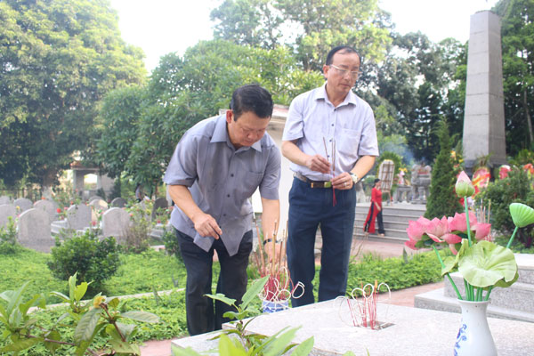 Thắp hương tri ân tại Nghĩa trang liệt sỹ phường Duyên Hải. Thăm hỏi, động viên cán bộ, chiến sỹ Phòng Cảnh sát Cơ động, Công an tỉnh.