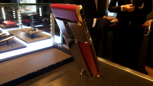 Dòng smartphone 'cánh chim' Vertu New Signature Touch tại cửa hàng Vertu ở Việt Nam - Ảnh: THANH TRỰC