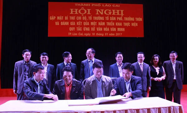 Ký cam kết thực hiện quy tắc ứng xử văn minh trên địa bàn thành phố.