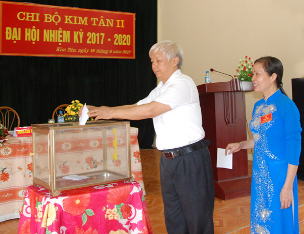 Bỏ phiếu bầu Bí thư và Phó Bí thư Chi bộ Kim Tân 2, phường Kim Tân, thành phố Lào Cai. Bỏ phiếu bầu Bí thư và Phó Bí thư Chi bộ Kim Tân 2, phường Kim Tân, thành phố Lào Cai.