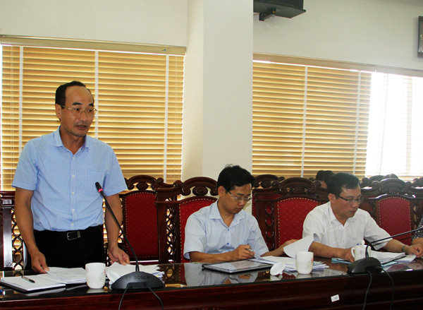 Đồng chí Vũ Xuân Cường, Ủy viên Ban Thường vụ Tỉnh ủy, Phó Chủ tịch Thường trực HĐND tỉnh phát biểu tại phiên họp.