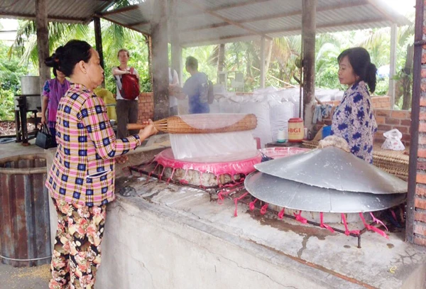 Sản xuất bánh tráng tại Lò hủ tiếu - vườn sinh thái Sáu Hoài.