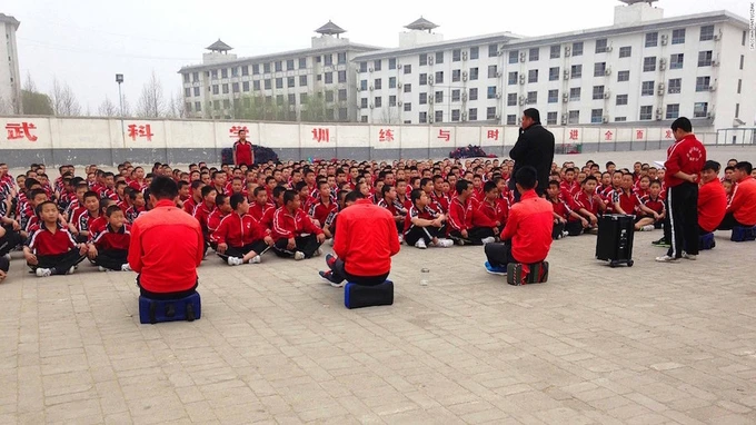 Nằm trên núi Tùng Sơn, tỉnh Hà Nam, Trung Quốc, Thiếu Lâm Tự được xem quê hương của võ thuật Trung Hoa. Trước đây, chùa Thiếu Lâm là điểm đến linh thiêng bậc nhất, nhưng hiện mở cửa cho du khách đến tìm hiểu và tham quan. Du khách tới núi Tùng Sơn có thể chứng kiến những màn kungfu thực sự, với điều kiện hãy kiên nhẫn khám phá, thay vì chờ đợi những màn biểu diễn võ thuật “như trên phim”. Trong ảnh là hai đệ tử luyện tập võ thuật tại khuôn viên chùa Thiếu Lâm. Đây là ngôi chùa nổi tiếng thế giới có mối liên hệ giữa Phật giáo và võ thuật. Hàng năm có rất nhiều đệ tử ngoại quốc xin quy y và theo học tại Thiếu Lâm Tự. Xung quanh chùa Thiếu Lâm có hàng chục trường học đào tạo võ thuật, trong đó Tagou Wushu Thiếu Lâm là lớn nhất. Trường Tagou Wushu Thiếu Lâm có tới hơn 35.000 học viên, cho phép họ tự do lựa chọn các khóa học ngắn hạn và bộ môn võ yêu thích. Núi Võ Đang hay còn gọi là Thái Hòa, nằm ở thành phố Thập Yển, tỉnh Hồ Bắc, Trung Quốc. Nơi đây còn được biết đến với danh xưng Thiên Hạ Đệ Nhất Sơn, một trong những cái nôi võ thuật với Thái Cực quyền và Bát Quái chưởng phát triển từ thế kỷ 13. Trong tiểu thuyết Ỷ thiên đồ long ký của Kim Dung, người sáng lập ra môn phái Võ Đang là Sư tổ Trương Tam Phong. Ông là người đưa Võ Đang trở thành một trong những môn phái võ thuật danh tiếng nhất Trung Quốc. Chính vì thế, câu nói “Bắc tôn Thiếu Lâm, Nam sùng Võ Đang” vẫn còn được lưu truyền đến ngày nay. Tuy nhiên, nhiều tài liệu nghiên cứu cho rằng Thái Cực quyền ngày nay thực chất bắt nguồn từ làng Chen, tỉnh Hà Nam, Trung Quốc. Du khách đi dạo trong làng có thể bắt gặp người luyện Thái cực quyền ở khắp mọi nơi. Nam Thiếu Lâm, hay còn gọi Thiếu Lâm Nam phái chỉ tất cả phái võ thuộc miền Nam Trung Hoa có nguồn gốc từ chùa Nam Thiếu Lâm ở tỉnh Phúc Kiến, Trung Quốc. Do địa hình sông ngòi dày đặc và giáp biển nên người dân các tỉnh miền Nam thường sử dụng thuyền làm phương tiện di chuyển, đòi hỏi mã bộ vững vàng cùng động tác nhanh, mạnh. Luyện tập trên mặt nước là một phần trong các bài tập của võ sư Nam Thiếu Lâm.