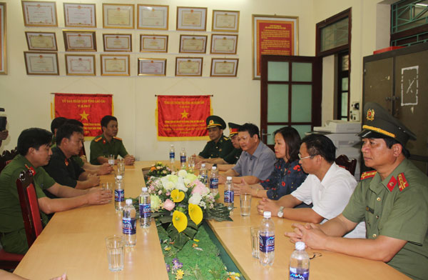 Thắp hương tri ân tại Nghĩa trang liệt sỹ phường Duyên Hải. Thăm hỏi, động viên cán bộ, chiến sỹ Phòng Cảnh sát Cơ động, Công an tỉnh.