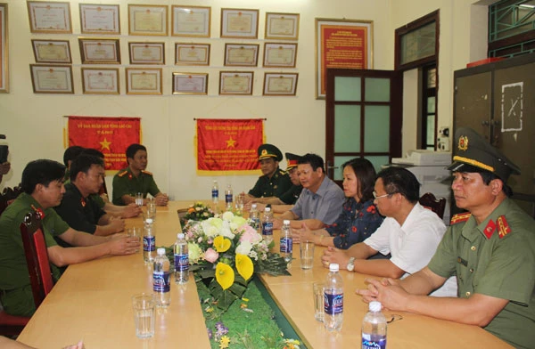 Thắp hương tri ân tại Nghĩa trang liệt sỹ phường Duyên Hải. Thăm hỏi, động viên cán bộ, chiến sỹ Phòng Cảnh sát Cơ động, Công an tỉnh.