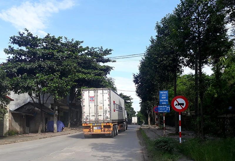 Biển cấm được đặt trên đường Lương Khánh Thiện.