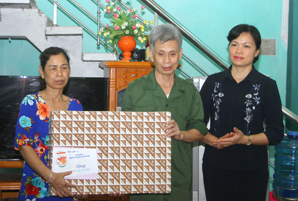 Tặng quà thân nhân Mẹ Việt Nam Anh hùng Phạm Thị Phước. Tặng quà người có công tại thị trấn Phố Lu.