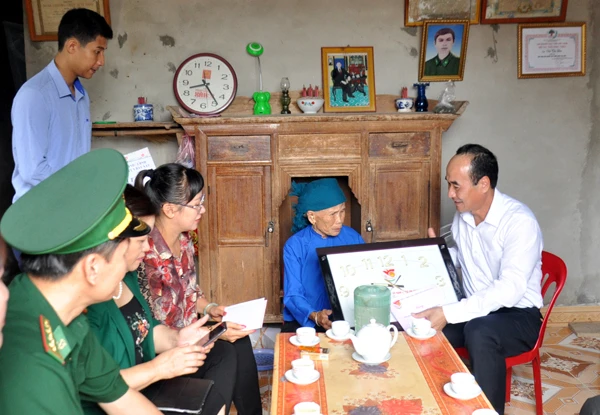 Thăm và tặng quà bà Vàng Thị Lứn (sinh năm 1923, mẹ của liệt sỹ Nguyễn Đức Toàn, thôn Bản Vền, xã Bản Qua). Thăm và tặng quà bà Vàng Thị Lứn (sinh năm 1923, mẹ của liệt sỹ Nguyễn Đức Toàn, thôn Bản Vền, xã Bản Qua).