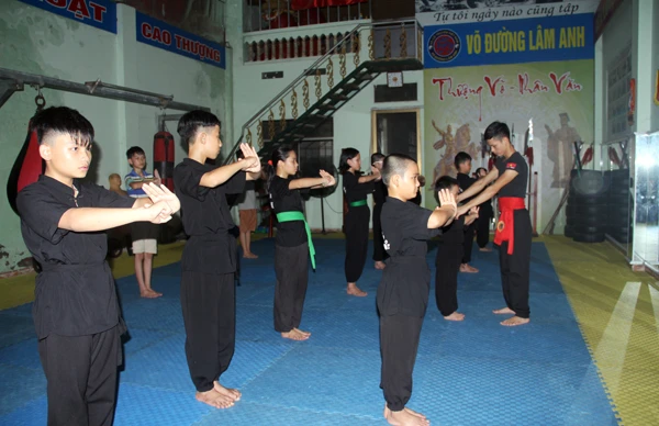 Võ sư Nguyễn Văn Du hướng dẫn võ sinh tập luyện.