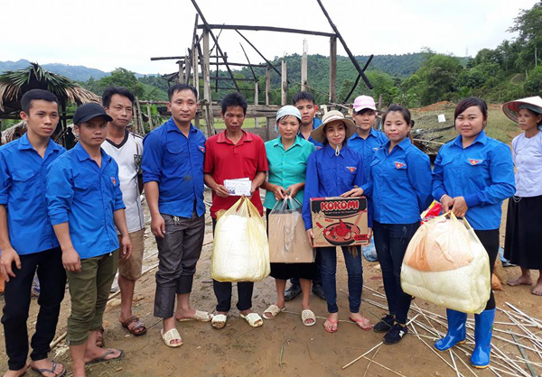 Đoàn thanh niên xã Võ Lao trao quà cho hộ ông Lự Văn Sử.