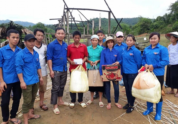 Đoàn thanh niên xã Võ Lao trao quà cho hộ ông Lự Văn Sử. Đoàn thanh niên xã Võ Lao trao quà cho hộ ông Lự Văn Sử.