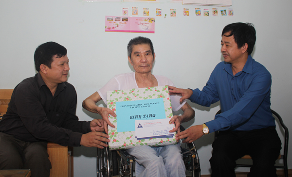 Thăm hỏi, tặng quà thương binh Phạm Văn Tòng.