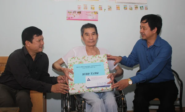 Thăm hỏi, tặng quà thương binh Phạm Văn Tòng. Thăm hỏi, tặng quà thương binh Phạm Văn Tòng.