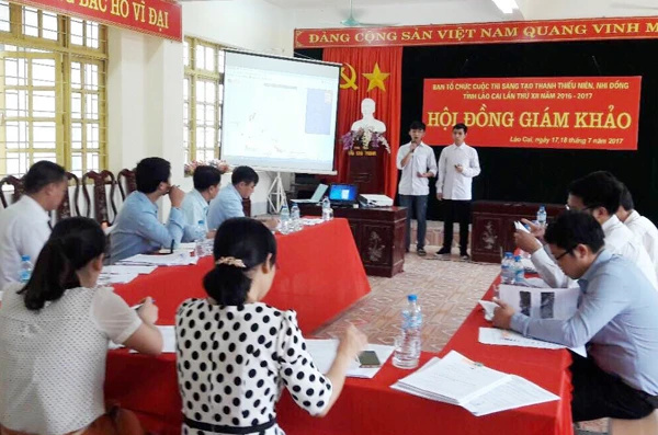 Ban Giám khảo nghe nhóm tác giả trình bày ý tưởng.