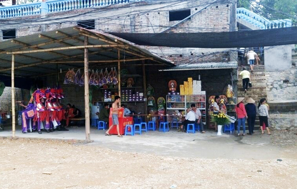 Một lán bán hàng được các đối tượng dựng trên nền đất san lấp trái phép ngay dưới sân Đền Bảo Hà.