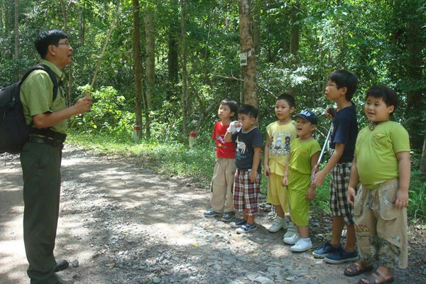 Cán bộ Trung tâm Giáo dục môi trường và Dịch vụ môi trường Hoàng Liên tuyên truyền cho học sinh về công tác bảo vệ môi trường và đa dạng sinh học. Cán bộ Trung tâm Giáo dục môi trường và Dịch vụ môi trường Hoàng Liên tuyên truyền cho học sinh về công tác bảo vệ môi trường và đa dạng sinh học.