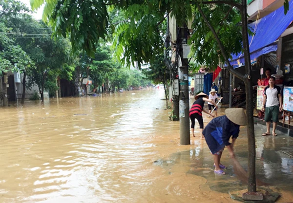 Mưa lớn kéo dài đã gây ngập nhiều tuyến phố ở TP Lào Cai. Ảnh: Ngọc Bằng Mưa lớn kéo dài đã gây ngập nhiều tuyến phố ở TP Lào Cai. Ảnh: Ngọc Bằng