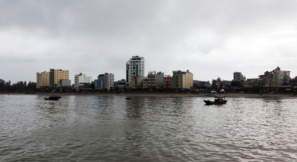 Du khách đi thăm huyện đảo Cô Tô xuất phát từ cảng Cái Rồng, huyện Vân Đồn (Quảng Ninh). Tàu cá của ngư dân đánh bắt hải sản ở vùng biển Cô Tô. Trên đường ra huyện đảo Cô Tô, đi qua hòn đảo Minh Châu xinh đẹp. Huyện đảo Cô Tô có hồ nước ngọt rộng hàng chục nghìn mét vuông, đủ cung cấp nước sạch cho người dân nơi đây sinh hoạt, sản xuất. Huyện đảo Cô Tô đa dạng trong sản xuất kinh tế, địa hình. Huyện đảo Cô Tô có 50 hòn đảo lớn, nhỏ với tổng diện tích trên 50 ha. Nhiều nhà hàng, khách sạn sang trọng được xây dựng trên huyện đảo Cô Tô. Mỗi ngày có hàng chục chuyến tàu cao tốc đưa du khách ra thăm đảo Cô Tô. Thời gian đi tàu cao tốc từ cảng Cái Rồng ra huyện đảo Cô Tô khoảng 1,5 giờ.