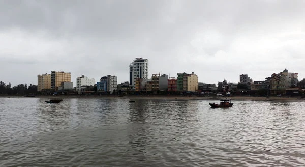 Du khách đi thăm huyện đảo Cô Tô xuất phát từ cảng Cái Rồng, huyện Vân Đồn (Quảng Ninh). Tàu cá của ngư dân đánh bắt hải sản ở vùng biển Cô Tô. Trên đường ra huyện đảo Cô Tô, đi qua hòn đảo Minh Châu xinh đẹp. Huyện đảo Cô Tô có hồ nước ngọt rộng hàng chục nghìn mét vuông, đủ cung cấp nước sạch cho người dân nơi đây sinh hoạt, sản xuất. Huyện đảo Cô Tô đa dạng trong sản xuất kinh tế, địa hình. Huyện đảo Cô Tô có 50 hòn đảo lớn, nhỏ với tổng diện tích trên 50 ha. Nhiều nhà hàng, khách sạn sang trọng được xây dựng trên huyện đảo Cô Tô. Mỗi ngày có hàng chục chuyến tàu cao tốc đưa du khách ra thăm đảo Cô Tô. Thời gian đi tàu cao tốc từ cảng Cái Rồng ra huyện đảo Cô Tô khoảng 1,5 giờ.