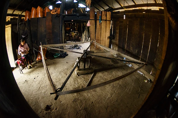 Se lanh để dệt thổ cẩm của người Mông xã Lao Chải. Nghề thêu thủ công của đồng bào Dao xã Tả Phìn. Nghề rèn của người Dao xã Tả Phìn. Nhuộm chàm vải lanh của người Mông xã Hầu Thào. Nghề chạm khắc đá của người Mông xã San Sả Hồ. Nhuộm sáp ong, in hoa văn thổ cẩm của người Mông bản Cát Cát. Nghề chạm bạc truyền thống của người Mông xã Tả Van. Nghề nấu rượu ngô thủ công tại xã Thanh Kim.