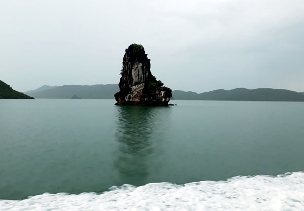 Du khách đi thăm huyện đảo Cô Tô xuất phát từ cảng Cái Rồng, huyện Vân Đồn (Quảng Ninh). Tàu cá của ngư dân đánh bắt hải sản ở vùng biển Cô Tô. Trên đường ra huyện đảo Cô Tô, đi qua hòn đảo Minh Châu xinh đẹp. Huyện đảo Cô Tô có hồ nước ngọt rộng hàng chục nghìn mét vuông, đủ cung cấp nước sạch cho người dân nơi đây sinh hoạt, sản xuất. Huyện đảo Cô Tô đa dạng trong sản xuất kinh tế, địa hình. Huyện đảo Cô Tô có 50 hòn đảo lớn, nhỏ với tổng diện tích trên 50 ha. Nhiều nhà hàng, khách sạn sang trọng được xây dựng trên huyện đảo Cô Tô. Mỗi ngày có hàng chục chuyến tàu cao tốc đưa du khách ra thăm đảo Cô Tô. Thời gian đi tàu cao tốc từ cảng Cái Rồng ra huyện đảo Cô Tô khoảng 1,5 giờ.