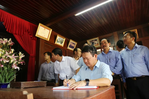 Đoàn đại biểu tỉnh Lào Cai viếng Nghĩa trang liệt sỹ quốc gia Trường Sơn ảnh 7