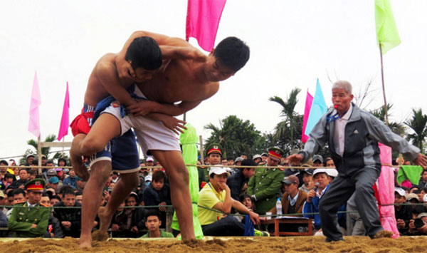 Tranh tài tại hội vật làng Sình, xã Phú Mậu, huyện Phú Vang. Tranh tài tại hội vật làng Sình, xã Phú Mậu, huyện Phú Vang.