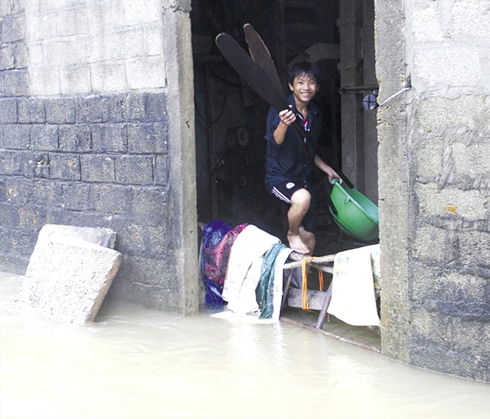 Nụ cười lạc quan của người dân vùng lũ Quảng Trị. Nụ cười lạc quan của người dân vùng lũ Quảng Trị.