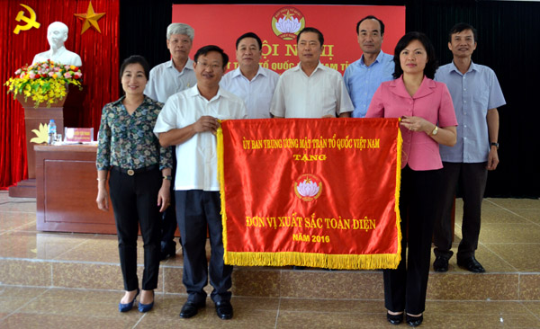 Trao Cờ thi đua “Đơn vị xuất sắc toàn diện” năm 2016 của Ủy ban Trung ương MTTQ Việt Nam cho Ủy ban MTTQ Việt Nam tỉnh Lào Cai. Trao Bằng khen của Ủy ban Trung ương MTTQ Việt Nam cho các tập thể, cá nhân có thành tích xuất sắc trong công tác mặt trận năm 2016.