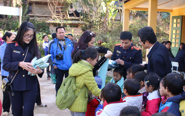 Đoàn viên, thanh niên Viện Kiểm sát nhân dân tỉnh tặng quà trẻ em vùng cao trong Chương trình Áo ấm cho em.