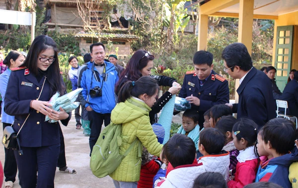 Đoàn viên, thanh niên Viện Kiểm sát nhân dân tỉnh tặng quà trẻ em vùng cao trong Chương trình Áo ấm cho em.