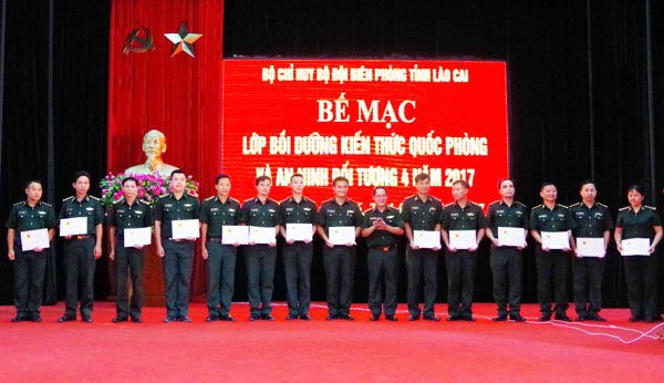 Trao Giấy chứng nhận cho các học viên.