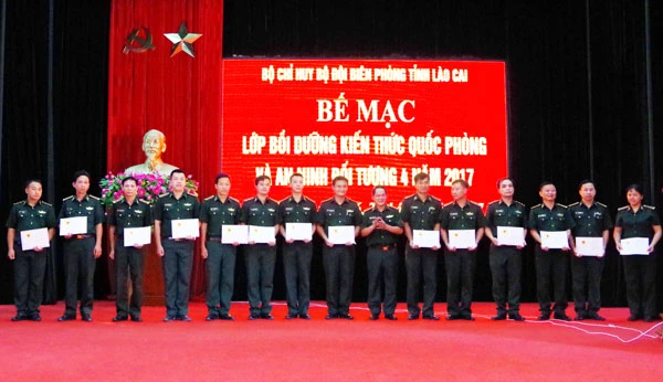 Trao Giấy chứng nhận cho các học viên.