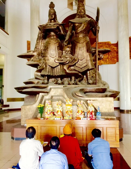 Dâng hương xin di chuyển tượng Lạc Long Quân - Âu Cơ về Lào Cai.