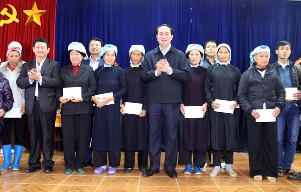 Chủ tịch nước tặng quà hộ đồng bào dân tộc thiểu số thuộc diện nghèo ở xã Gia Phú, Bảo Thắng. Thăm hỏi và tặng quà đồng bào dân tộc thiểu số xã Bản Khoang, Sa Pa. Chủ tịch nước Trần Đại Quang và lãnh đạo tỉnh Lào Cai chụp ảnh lưu niệm trên đỉnh Fansipan. Trồng cây lưu niệm tại Ga đi cáp treo Fansipan. Đoàn công tác thăm Cửa khẩu đường bộ số II Kim Thành. Chủ tịch nước làm việc với lực lượng liên ngành tại Cửa khẩu đường bộ số II Kim Thành.