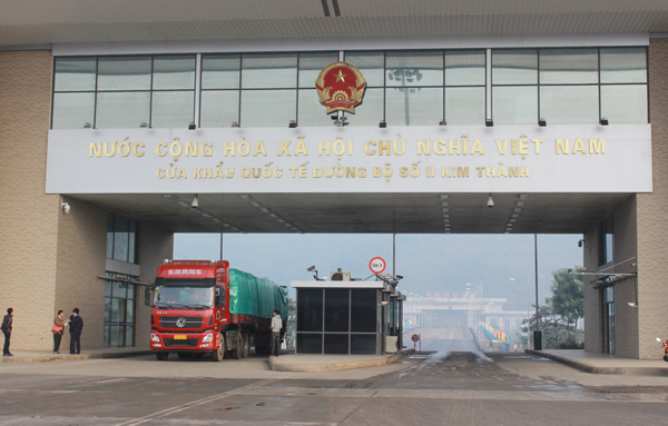 Hoạt động xuất, nhập khẩu ngày đầu năm tại Cửa khẩu Quốc tế đường bộ số 2 Kim Thành.