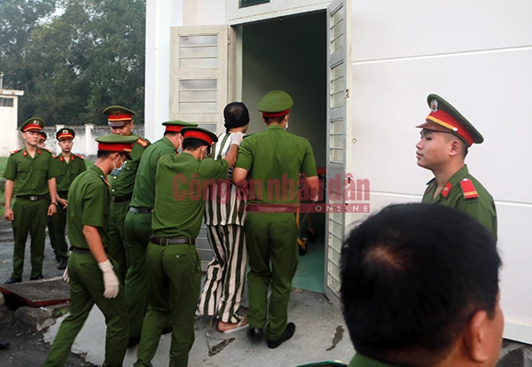 Đến khu vực thi hành ánh và áp giải tử tù vào phòng tiêm thuốc độc.