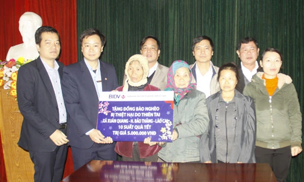 Tặng quà tết cho các hộ nghèo, hộ khó khăn