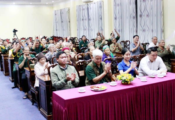 Buổi giao lưu văn nghệ diễn ra trong bầu không khí sôi nổi.