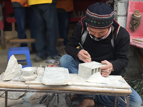 Se lanh để dệt thổ cẩm của người Mông xã Lao Chải. Nghề thêu thủ công của đồng bào Dao xã Tả Phìn. Nghề rèn của người Dao xã Tả Phìn. Nhuộm chàm vải lanh của người Mông xã Hầu Thào. Nghề chạm khắc đá của người Mông xã San Sả Hồ. Nhuộm sáp ong, in hoa văn thổ cẩm của người Mông bản Cát Cát. Nghề chạm bạc truyền thống của người Mông xã Tả Van. Nghề nấu rượu ngô thủ công tại xã Thanh Kim.