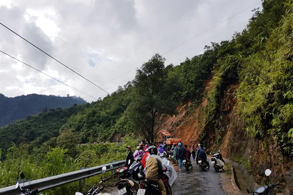 Đất, đá sạt lở chắn ngang đoạn khu vực Cổng trời Mường Hum, gây ách tắc giao thông. Đoạn qua xã A Mú Sung bị sạt ngang đường.