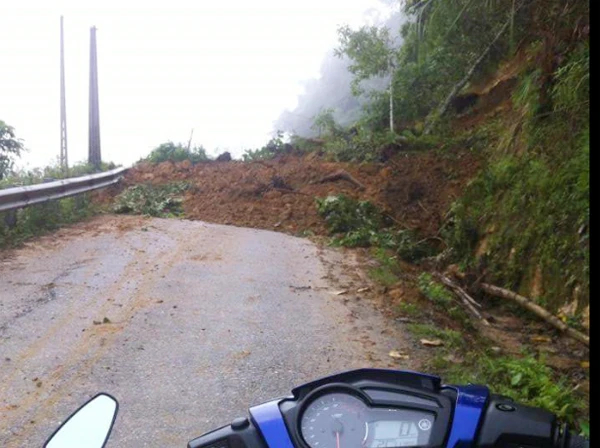 Đất, đá sạt lở chắn ngang đoạn khu vực Cổng trời Mường Hum, gây ách tắc giao thông. Đoạn qua xã A Mú Sung bị sạt ngang đường.