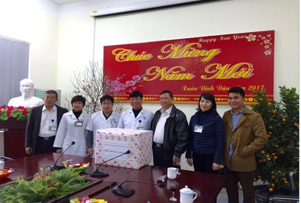 Lãnh đạo Liên đoàn Lao động tỉnh chúc Tết Bệnh viện Đa khoa tỉnh Lào Cai.