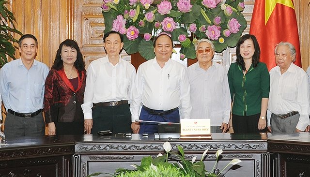 Thủ tướng Nguyễn Xuân Phúc với các đại biểu Hội Cựu giáo chức Việt Nam.