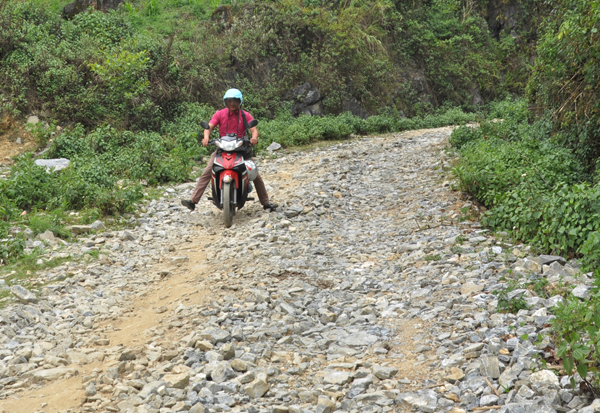 Đường từ trung tâm xã vào động Thiên Long đã xuống cấp nghiêm trọng.