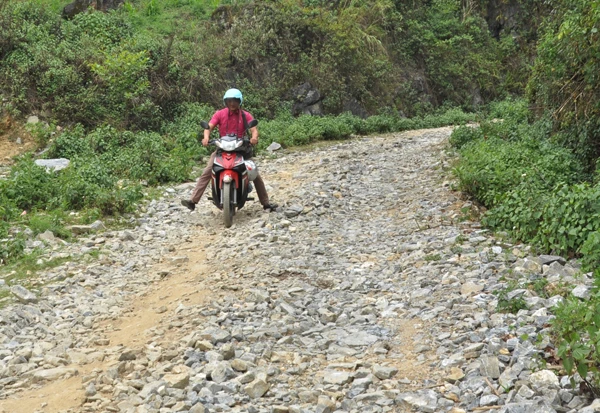 Đường từ trung tâm xã vào động Thiên Long đã xuống cấp nghiêm trọng.