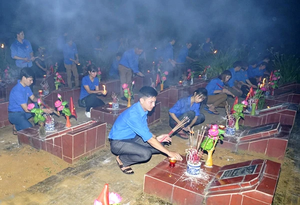 Dâng vòng hoa viếng Nghĩa trang liệt sỹ Lãnh đạo tỉnh dâng hương. Các cháu thiếu nhi thắp hương mộ liệt sỹ. Đoàn viên, thanh niên lực lượng vũ trang dâng hương. Các đoàn viên, thanh niên thắp hương tại mộ liệt sỹ.