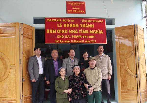 Trao Nhà tình nghĩa cho bà Phạm Thị Mít, bản Liên Hà 5, xã Bảo Hà. Trao Nhà tình nghĩa cho bà Phạm Thị Mít, bản Liên Hà 5, xã Bảo Hà.