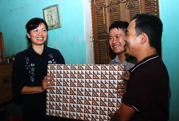 Tặng quà thân nhân Mẹ Việt Nam Anh hùng Phạm Thị Phước. Tặng quà người có công tại thị trấn Phố Lu.